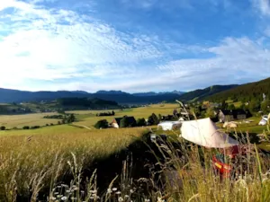 Emplacement - PANORAMA-Stellplatz 120 m² (sonnig - garantierte Aussicht) inklusive 2 Personen + Strom - Camping Les Eymes