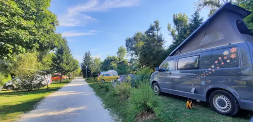 Emplacement - Emplacement Plaisir  De 80 M² Incluant 2 Personnes + Électricité - image n°3 - Camping Les Eymes