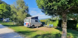 Emplacement - PLEASURE-Stellplatz von 80 m² inklusive 2 Personen + Strom - Camping Les Eymes