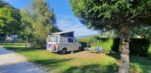 Emplacement - Emplacement Plaisir  De 80 M² Incluant 2 Personnes + Électricité - image n°1 - Camping Les Eymes