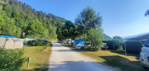 Emplacement - Emplacement Plaisir  De 80 M² Incluant 2 Personnes + Électricité - image n°7 - Camping Les Eymes