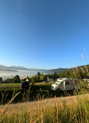Emplacement - Campervan/motorhome pitch with electrical hookup (closed campsite - no access to showers and toilet) - Camping Les Eymes