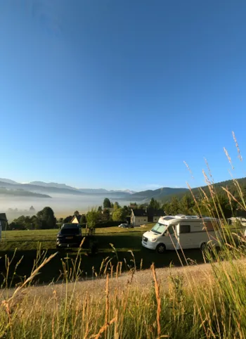 Stellplatz - Campervan/Motorhome Pitch With Electrical Hookup (Closed Campsite - No Access To Showers And Toilet) - Camping Les Eymes