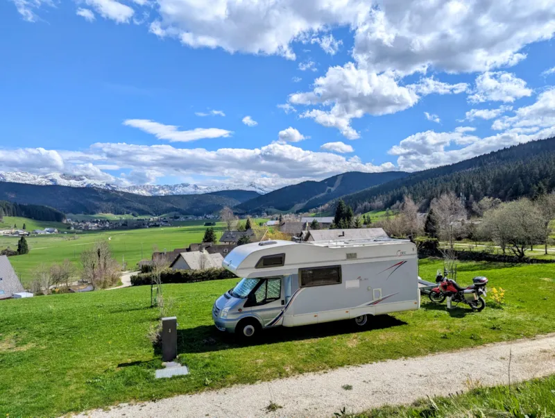 Emplacement Camping-Car/Van Avec Branchement Électrique (Camping Fermé, Pas D'accès Aux Sanitaires)
