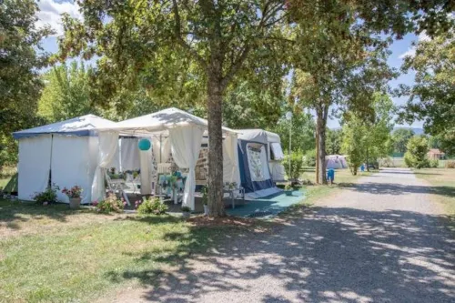 Emplacement - Emplacement De 1 À 6 Pers (Tente/Caravane/Camping-Car/Combi), 1 Véhicule Sur L'emplacement - image n°4 - Camping Pré Rolland