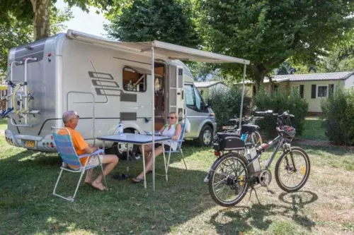Emplacement - Emplacement De 1 À 6 Pers (Tente/Caravane/Camping-Car/Combi), 1 Véhicule Sur L'emplacement - image n°7 - Camping Pré Rolland