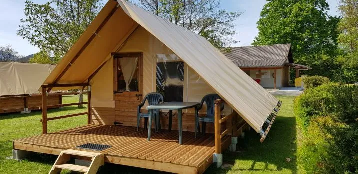 Location - Tente 4 Places Bois Et Toile, 2 Chambres (1 Lit 140, 2 Lits 90 Draps Obligatoires), Cuisine, Électricité, Sans Sanitaires. - Camping Pré Rolland