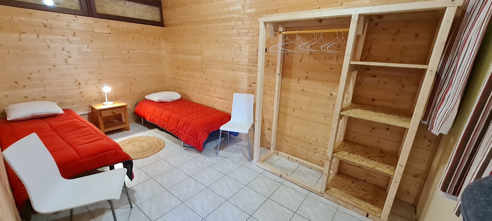 Bedroom - Room No. 401-2/ Overnight Accommodation For Hikers: 2 Single Beds. 15Pm/10Am - Camping Pré Rolland