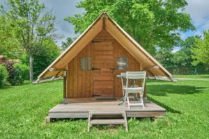  - Tente 2 places bois et toile (2 lits 90 draps obligatoires), coin cuisine, électricité, sans sanitaires. - Camping Pré Rolland