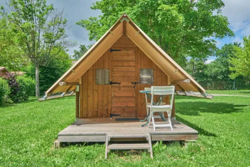 Location - Tente 2 Places Bois Et Toile (2 Lits 90 Draps Obligatoires), Coin Cuisine, Électricité, Sans Sanitaires. - image n°1 - Camping Pré Rolland