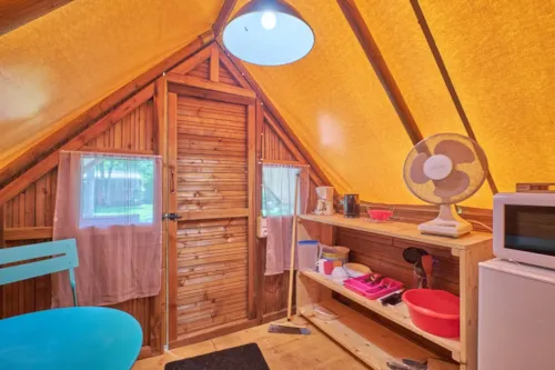 Location - Tente 2 Places Bois Et Toile (2 Lits 90 Draps Obligatoires), Coin Cuisine, Électricité, Sans Sanitaires. - image n°2 - Camping Pré Rolland