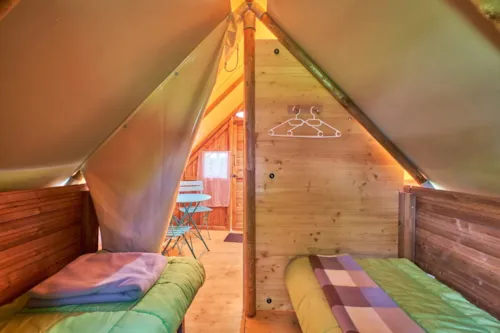 Location - Tente 2 Places Bois Et Toile (2 Lits 90 Draps Obligatoires), Coin Cuisine, Électricité, Sans Sanitaires. - image n°3 - Camping Pré Rolland