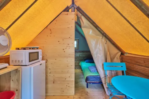 Location - Tente 2 Places Bois Et Toile (2 Lits 90 Draps Obligatoires), Coin Cuisine, Électricité, Sans Sanitaires. - image n°5 - Camping Pré Rolland