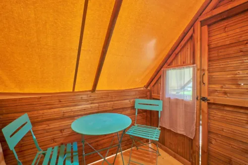 Location - Tente 2 Places Bois Et Toile (2 Lits 90 Draps Obligatoires), Coin Cuisine, Électricité, Sans Sanitaires. - image n°6 - Camping Pré Rolland