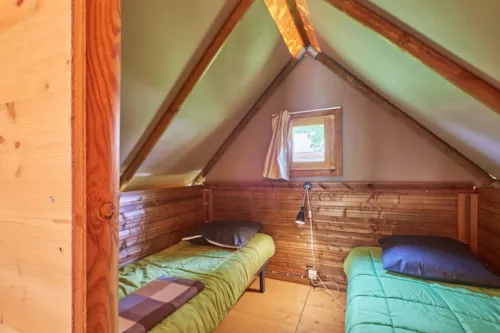 Location - Tente 2 Places Bois Et Toile (2 Lits 90 Draps Obligatoires), Coin Cuisine, Électricité, Sans Sanitaires. - image n°4 - Camping Pré Rolland