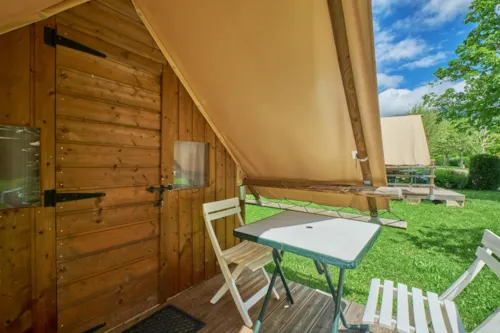 Location - Tente 2 Places Bois Et Toile (2 Lits 90 Draps Obligatoires), Coin Cuisine, Électricité, Sans Sanitaires. - image n°8 - Camping Pré Rolland
