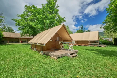Location - Tente 2 Places Bois Et Toile (2 Lits 90 Draps Obligatoires), Coin Cuisine, Électricité, Sans Sanitaires. - image n°9 - Camping Pré Rolland