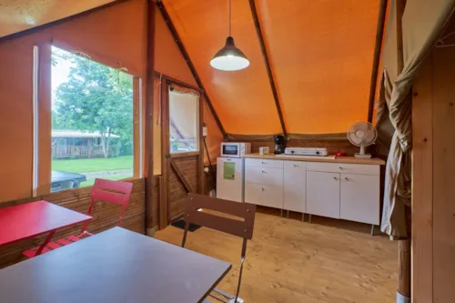 Huuraccommodatie(s) - Tent 4 Plaatsen In Hout En Canvas, 2 Slaapkamers (1 Bed 140, 2 Bedden 90 Lakens Verplicht), Keuken, Met Elektriciteit, Geen Sanitair. - image n°4 - Camping Pré Rolland