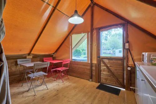 Huuraccommodatie(s) - Tent 4 Plaatsen In Hout En Canvas, 2 Slaapkamers (1 Bed 140, 2 Bedden 90 Lakens Verplicht), Keuken, Met Elektriciteit, Geen Sanitair. - image n°8 - Camping Pré Rolland