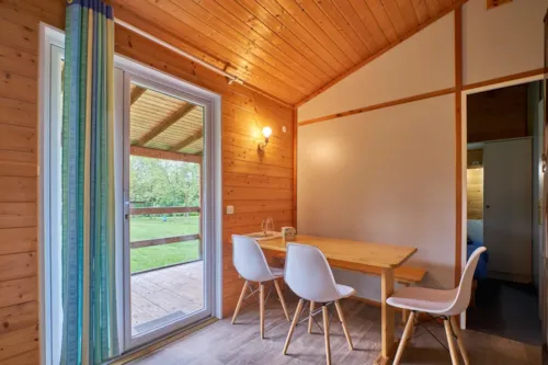 Huuraccommodatie(s) - Houten Chalet - 5 Personen (33 M²) - 2 Slaapkamers (2 Bedden 140 + 1 Stapelbed 90) - image n°2 - Camping Pré Rolland