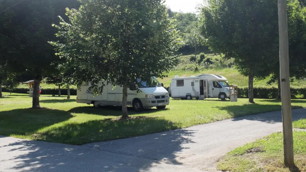 Emplacement - Forfait Camping (Emplacement, 2 Personnes, 1 Véhicule) - Camping Onlycamp Domelin