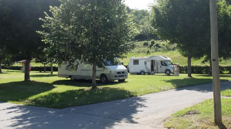 Forfait Camping (Emplacement, 2 Personnes, 1 Véhicule)