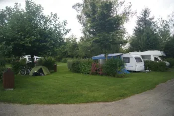 Stellplatz - Stellplatz Confort (Zelt, Wohnwagen / 1 Auto / Strom 10A) - Flower Camping La Samaritaine