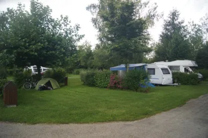 Piazzola Confort (Tenda, Roulotte, Camper / 1 Auto / Elettricità 10A)