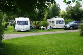 Stellplatz - Stellplatz Privilège (1 Zelt, Wohnwagen / 1 Auto / Strom 10A) + Fließwasser- Und Abwasseranschluss - Flower Camping La Samaritaine