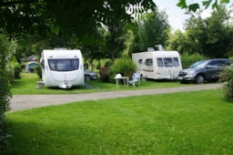 Kampeerplaats(en) - Privilege Formule (1 Tent Of Caravan/ 1 Auto / Elektriciteit 10A) + Wateraansluiting En Afvoer - Flower Camping La Samaritaine