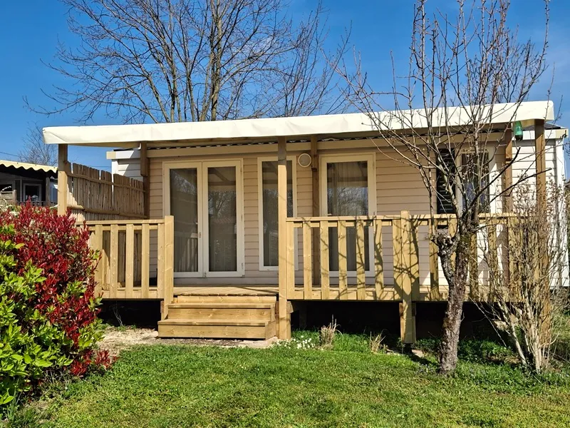 Mietunterkunft - Komfort-Mobilheim Mit 2 Schlafzimmern (+Zusatzbett), 27,5 M² Mit Großer Überdachter Terrasse - Camping la Bissera