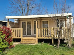 Locatif - Komfort-Mobilheim mit 2 Schlafzimmern (+Zusatzbett), 27,5 m² mit großer überdachter Terrasse - Camping la Bissera