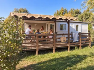 Locatif - Komfort-Mobilheim mit 3 Schlafzimmern, 36 m², überdachte XL-Terrasse - Camping la Bissera