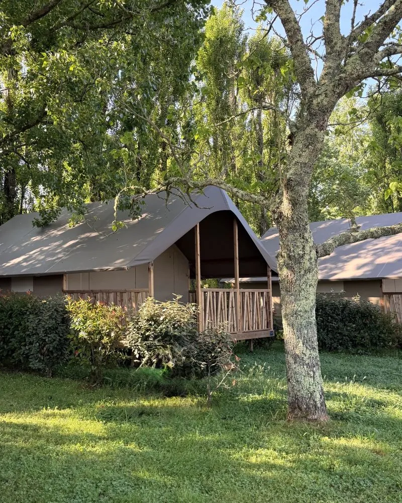 Location - Tente Lodge Avec Salle De Bains, Sanitaires, Cuisine Et Vue Sur La Nature - Camping la Maïade ***