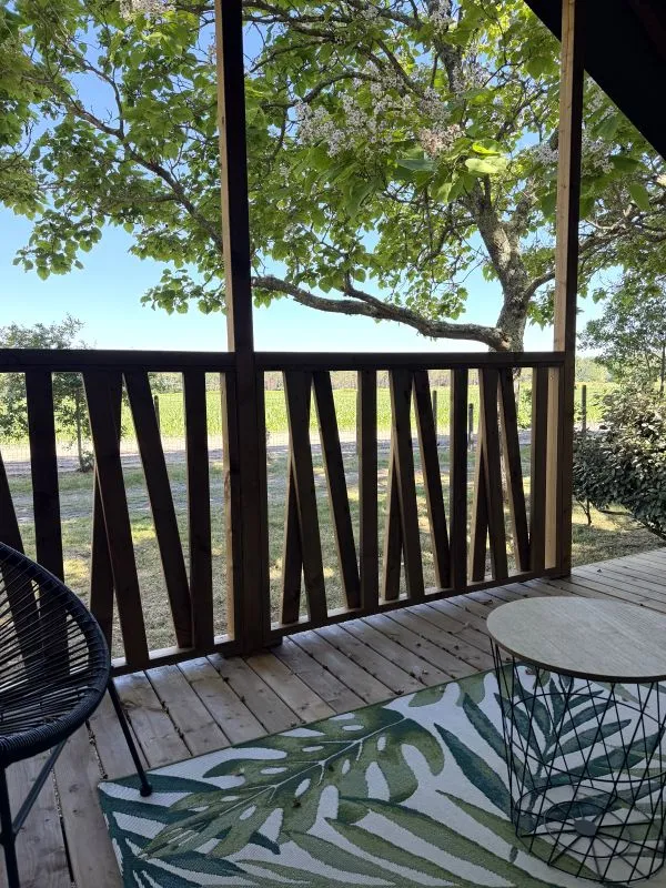 Tente Lodge Avec Salle De Bains, Sanitaires, Cuisine Et Vue Sur La Nature