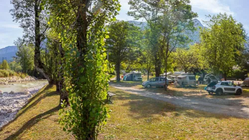 Kampeerplaats(en) - Standplaats + 1 Auto + Tent, Caravan Of Camper - image n°2 - Camping Municipal Les Berges du Guiers
