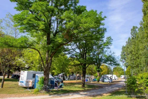 Pitch - Pitch + 1 Car + Tent , Caravan Or Motor Home - image n°2 - Camping Municipal Les Berges du Guiers