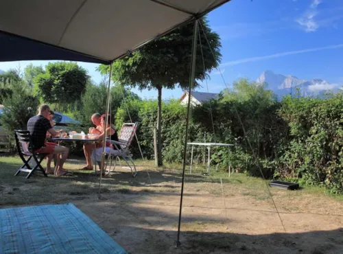 Stellplatz - Stellplatz Privilège (Zelt, Wohnwagen, Wohnmobil / 1 Auto / Strom 6A) + Ansicht Aug Die Berge - image n°2 - Camping Belvédère de l'Obiou
