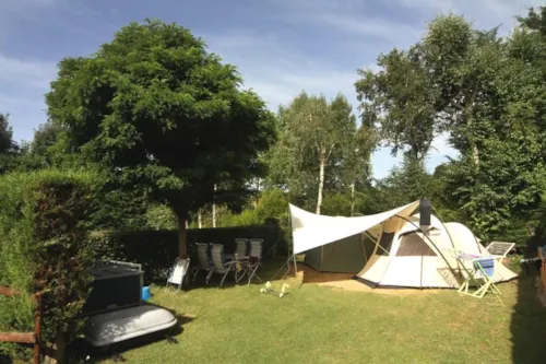 Stellplatz - Stellplatz Privilège (Zelt, Wohnwagen, Wohnmobil / 1 Auto / Strom 6A) + Ansicht Aug Die Berge - image n°4 - Camping Belvédère de l'Obiou