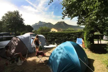 Stellplatz - Stellplatz Privilège (Zelt, Wohnwagen, Wohnmobil / 1 Auto / Strom 6A) + Ansicht Aug Die Berge - Camping Belvédère de l'Obiou