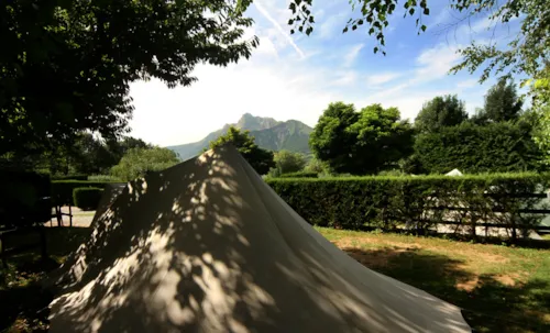 Stellplatz - Stellplatz Privilège (Zelt, Wohnwagen, Wohnmobil / 1 Auto / Strom 6A) + Ansicht Aug Die Berge - image n°3 - Camping Belvédère de l'Obiou