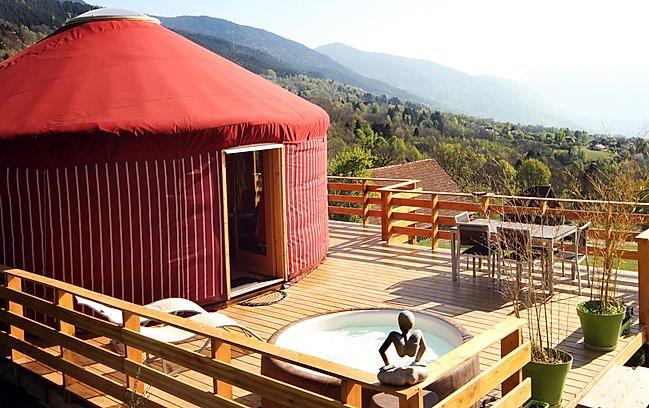 Huuraccommodatie - Yurt Tent 1 Slaapkamer 1 Badkamer + Wc + Spa - Camping du Buisson