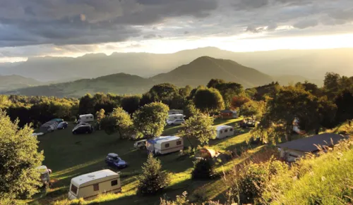 Emplacement - Forfait Emplacement + 1 Véhicule + Tente - image n°1 - Camping du Buisson