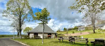Kampeerplaats(en) - Forfait Camping (Standplaats + 1 Voertuig) - Camping Onlycamp Le Pioulat