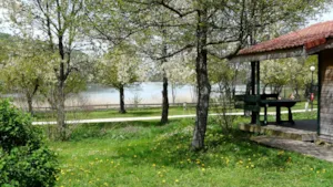 Locatif - Chalet Confort 27 - 30m² - 2 slaapkamers + overdekt terras + TV + Vaatwasmachine - Flower Camping Ser Sirant