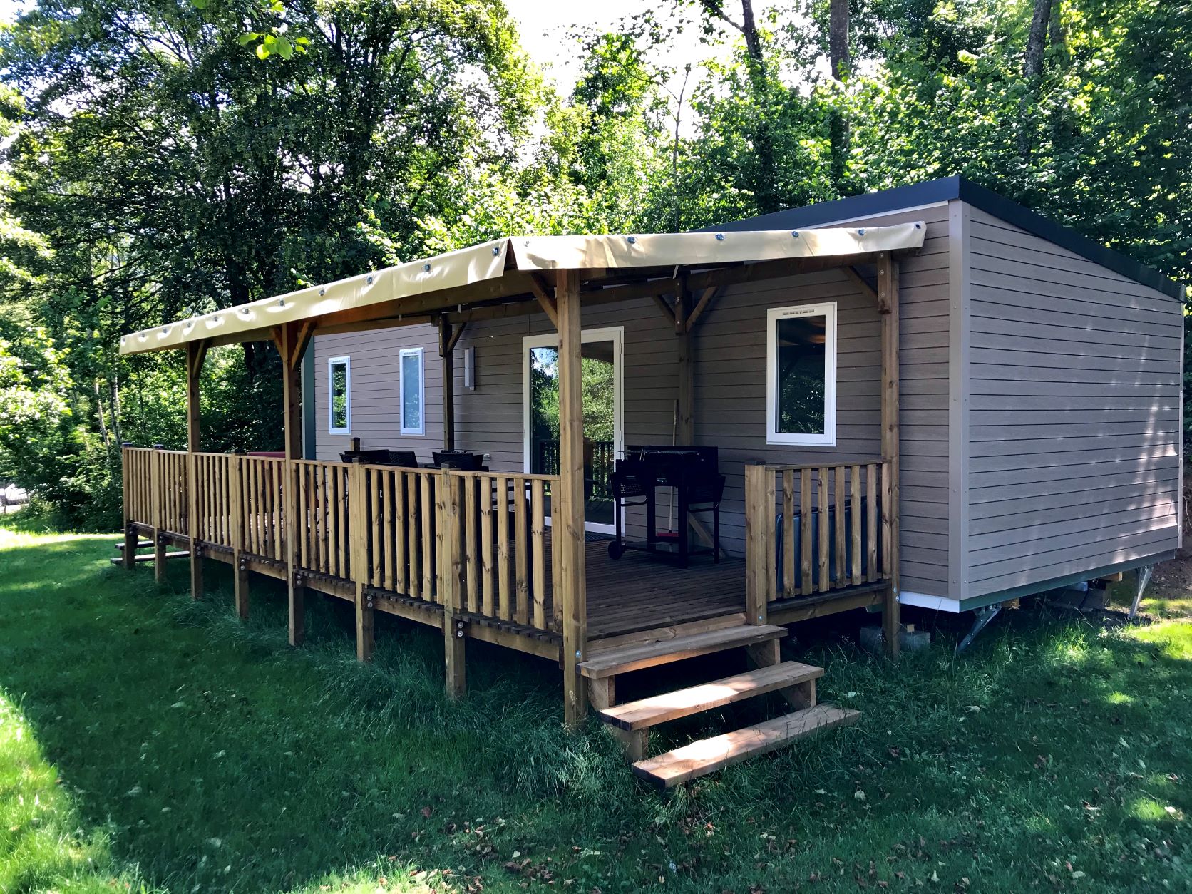 Mietunterkunft - Mobilheim Premium Seesicht 38.60M²- 3 Schlafzimmer - 2 Badezimmer + Halbüberdachte Terrasse - Flower Camping Ser Sirant