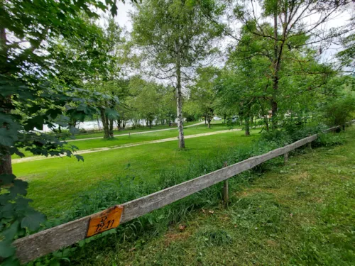 Pitch - Premium Package - Lakeshore With Electricity - - image n°3 - Flower Camping Ser Sirant
