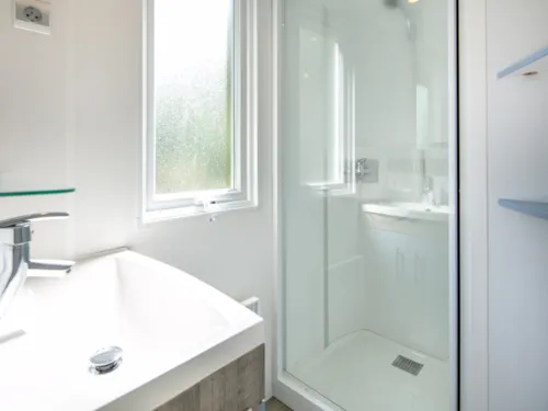 Huuraccommodatie(s) - Stacaravan Premium Loggia 26 M² 2 Slaapkamers + Overdekt Terras 9 M² + Tv + Airconditioning - image n°3 - Flower Camping Ser Sirant