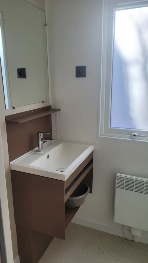 Mietunterkunft - Mobilheim Premium Riviera 32M² – 3 Schlafzimmer + Halbüberdachte Terrasse 15M² + Tv + Klimaanlage - image n°3 - Flower Camping Ser Sirant