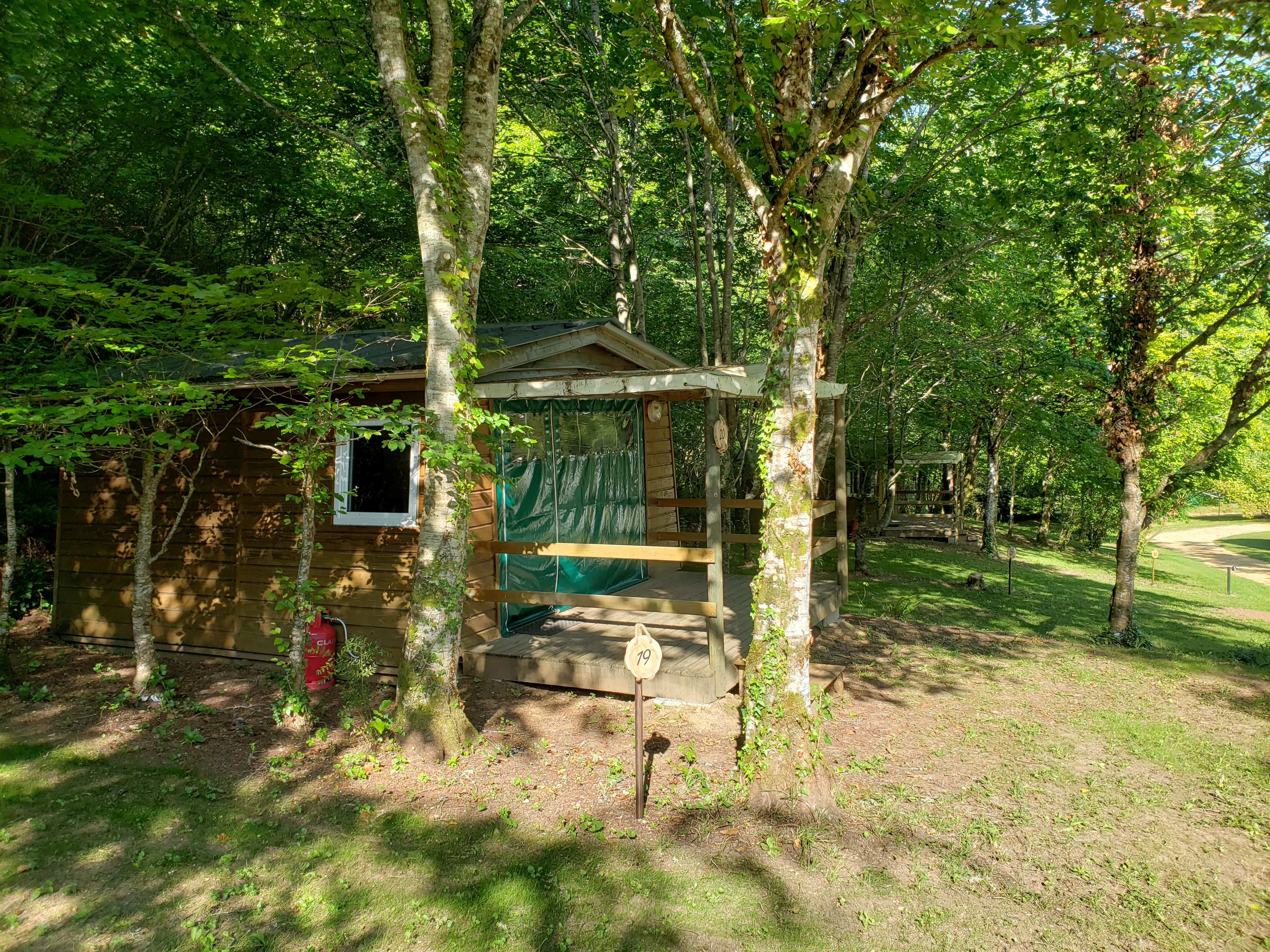 Accommodation - Bungalow 2 Personnes Incluses 17M² + Terrasse De 6M² Sans Sanitaires - Camping Eau Naturelle